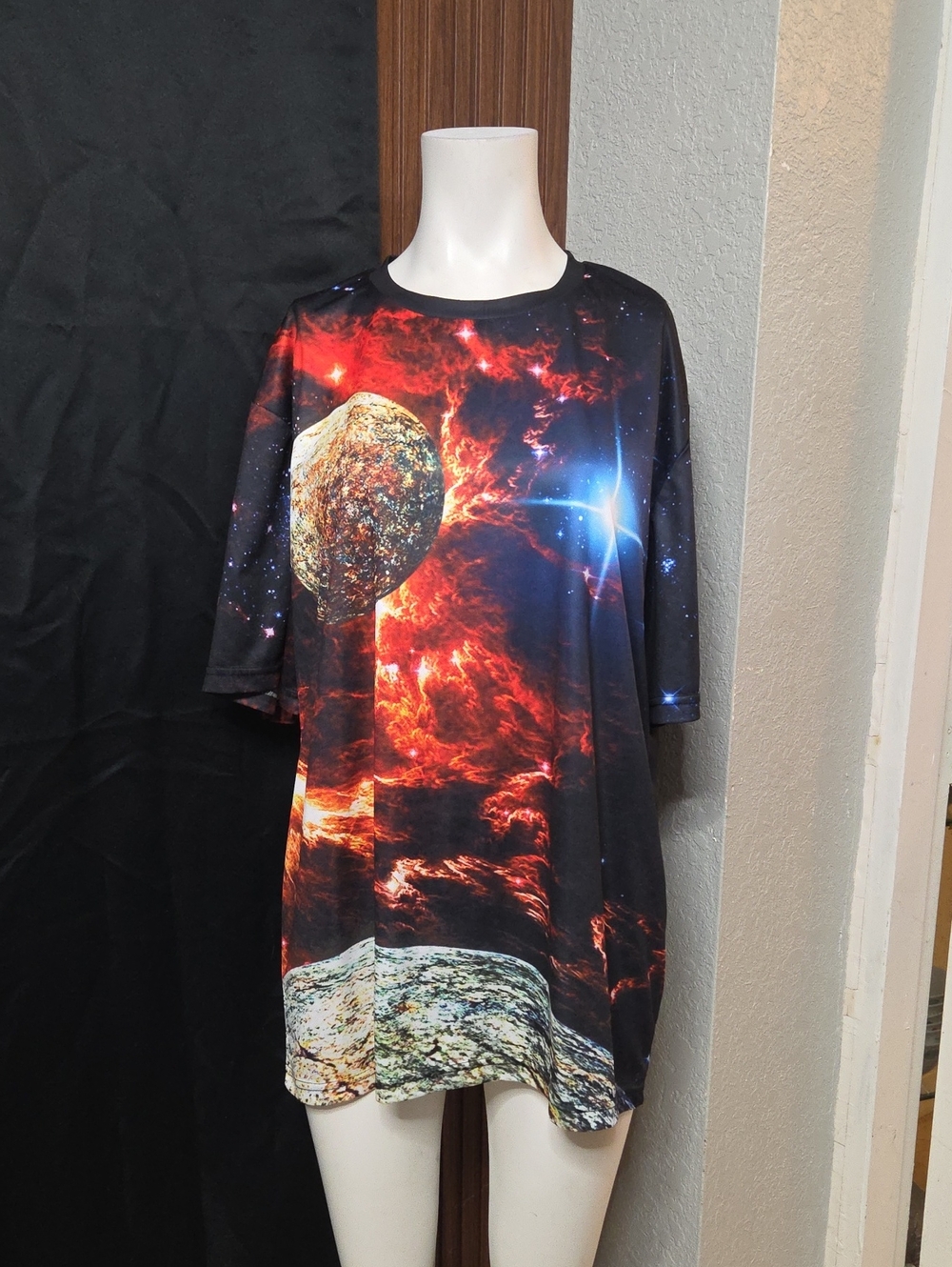 Men's Galaxy Print Crewneck Jersey T-Shirt in Black and Red [1526]